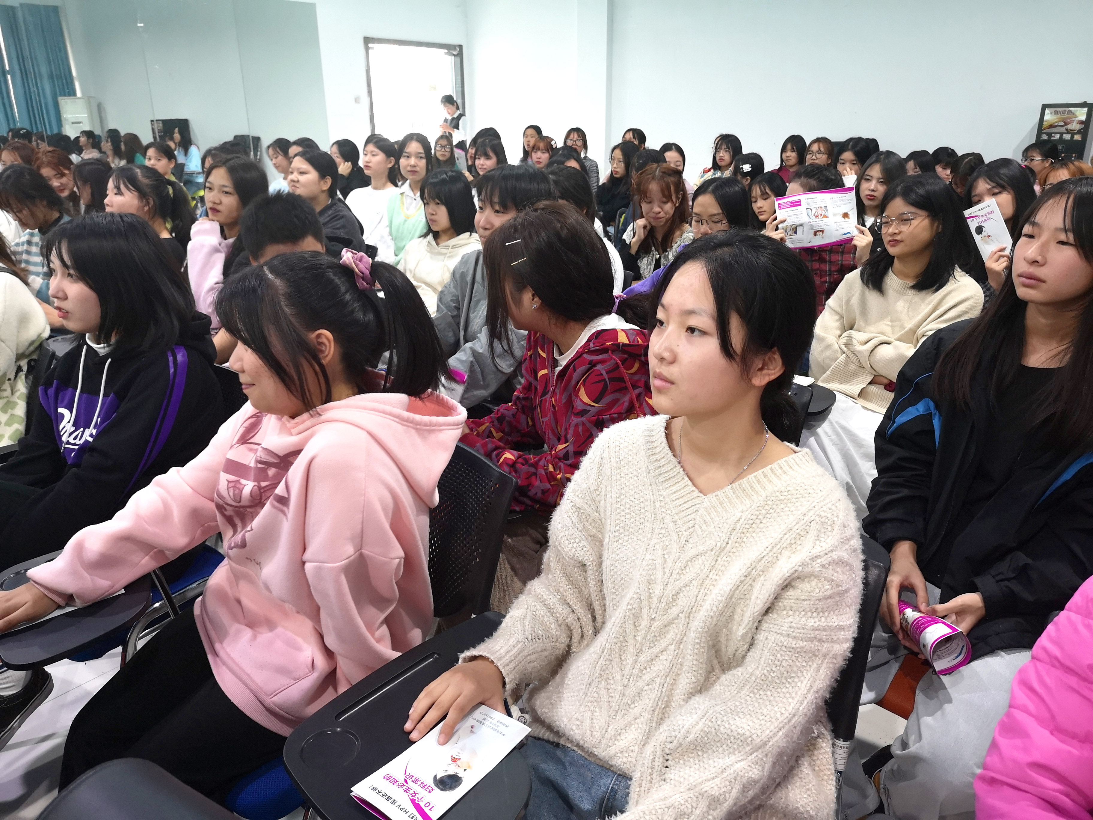  拥抱青春 快乐成长丨湖南硅谷召开女生安全教育大会！