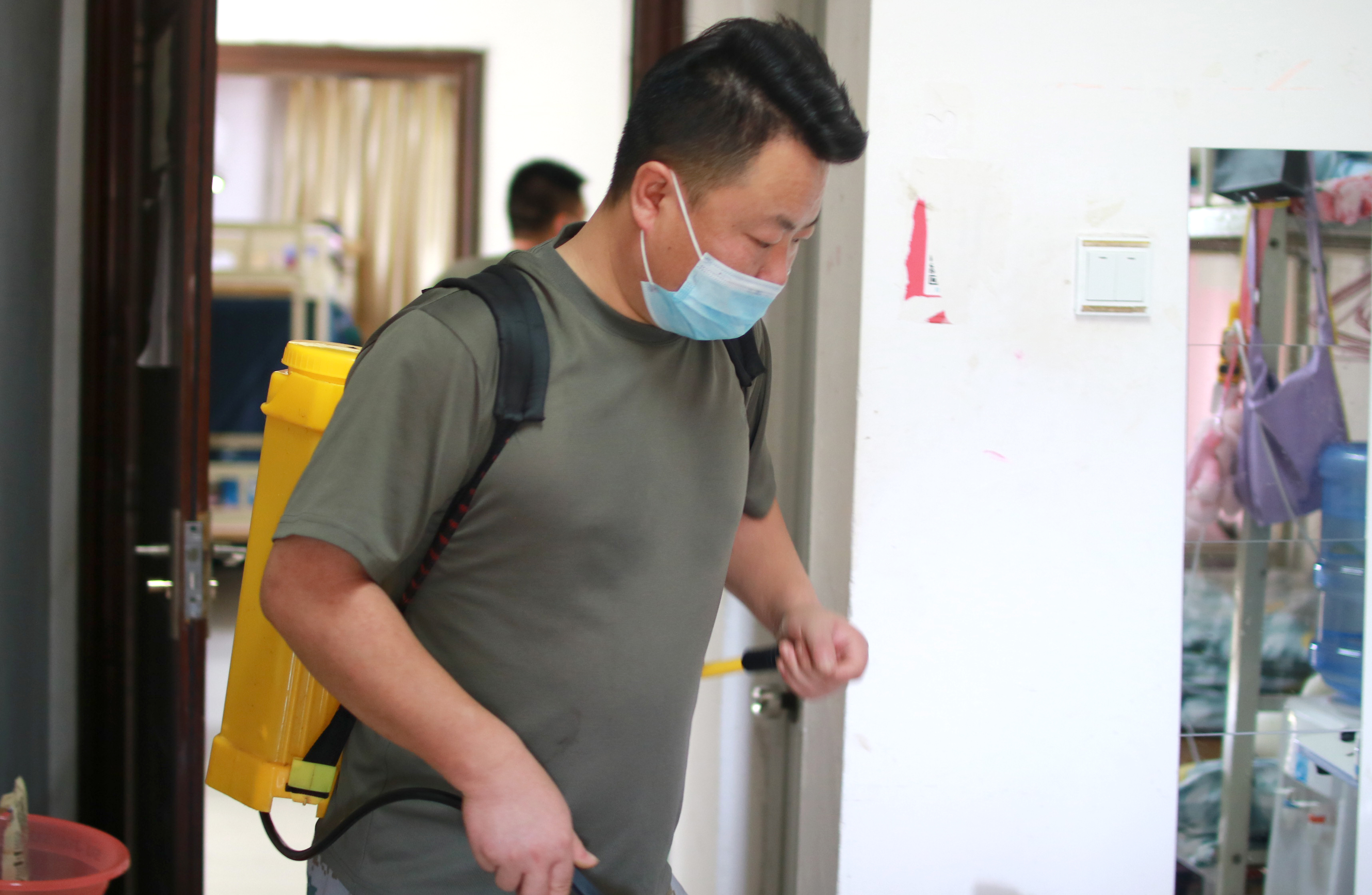 安全校园丨湖南硅谷软件学院全面开展学生宿舍消毒清洁工作！